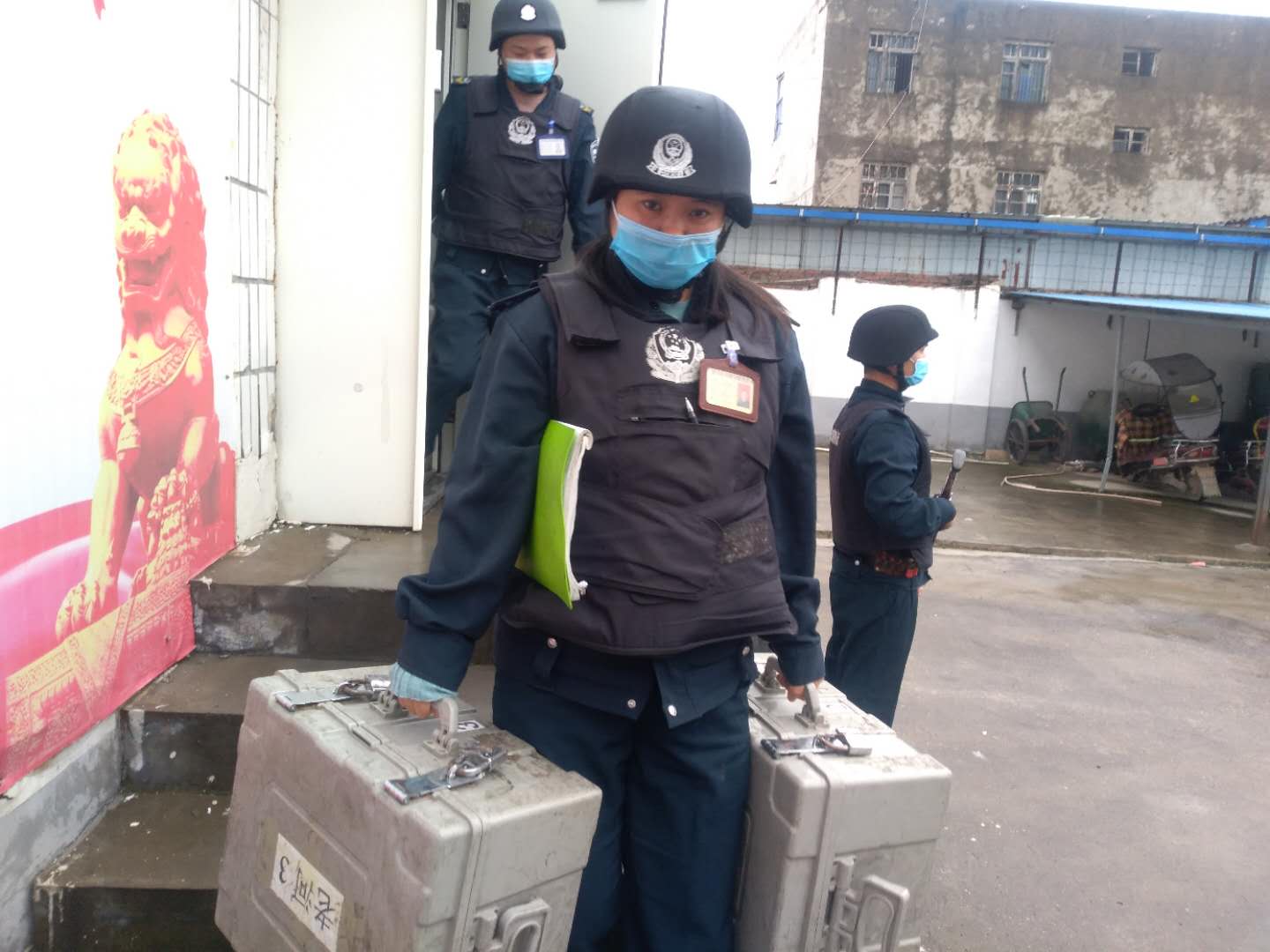 疫線(xiàn)押運(yùn)女隊(duì)員.jpg